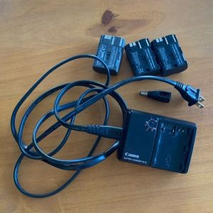 Canon Battery charger + 3 Batteries
